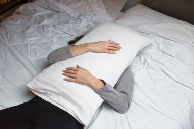 Kadın yatakta uyuyor.