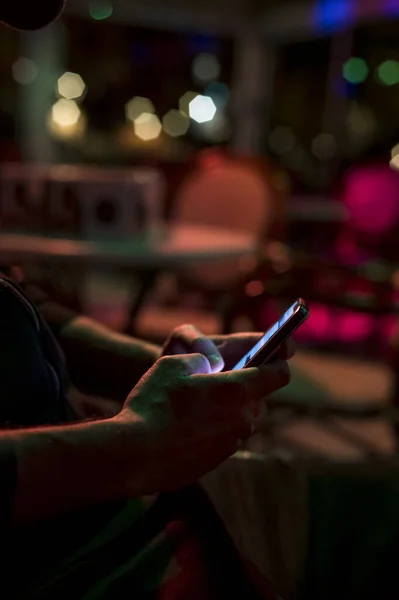 Hombre mensajes de texto en el teléfono en el club —  Fotos de Stock