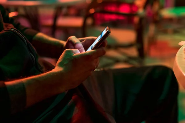 Hombre mensajes de texto en el teléfono en el club —  Fotos de Stock