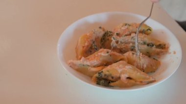 Ricotta peyniri ve ıspanakla makarna yemek. 