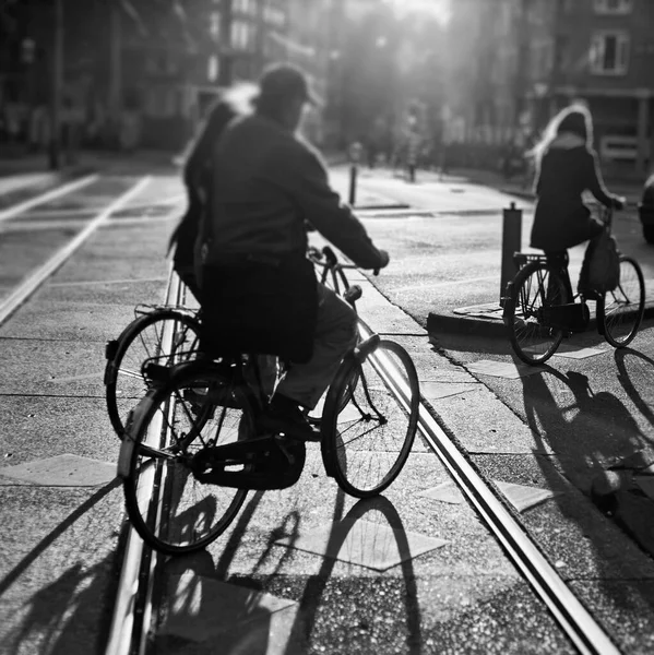 Fietsers in de straten van Amsterdam — Stockfoto