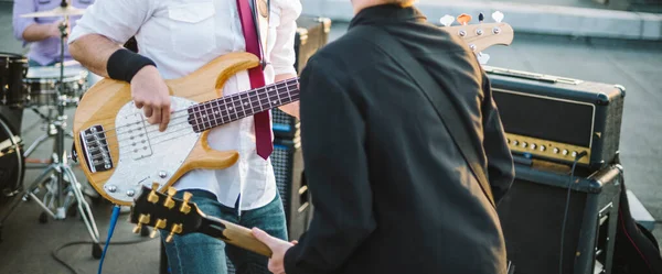 Banda tocando durante un concierto en vivo en el festival —  Fotos de Stock