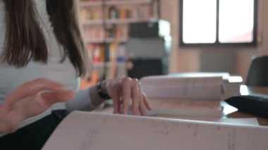 Öğrenci bir defter kullanıyor ve matematik çalışıyor. 