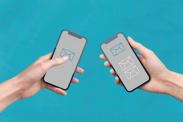 Telefonları tutan ve ileti gönderen eller