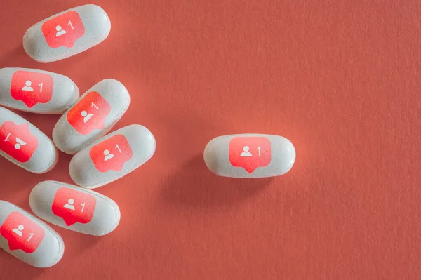 White pills with social media symbols — Stock Photo, Image