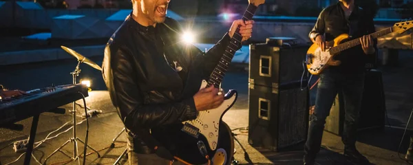 Sahnede canlı müzik grubu
