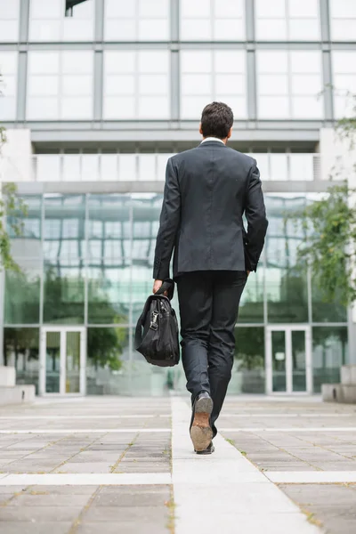 Hombre de negocios va a trabajar — Foto de Stock