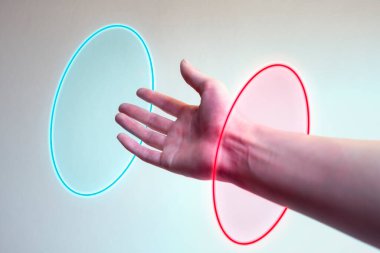 Yeni boyutlar için bir kapı olarak neon ışıktan el girişi. Meta evren, gelişmiş gerçeklik ve yapay zeka gibi çağdaş teknoloji kavramı.