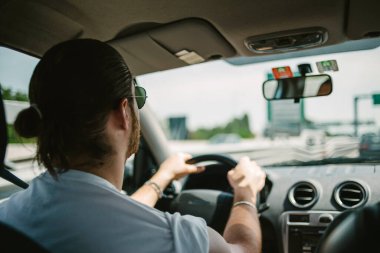 Otoyolda bir adam araba kullanıyor..