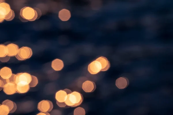 Işıklı soyut arkaplan dokusu ve mavi gece renginde kıvılcımlar.