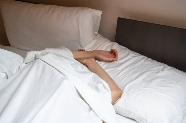 Woman Sleeping Bed White Sheet — Foto Stock