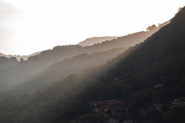 Gün ışığının ayrıntıları dağda şafakta