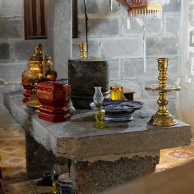 Tapınaktaki Budist sunağının detayları..