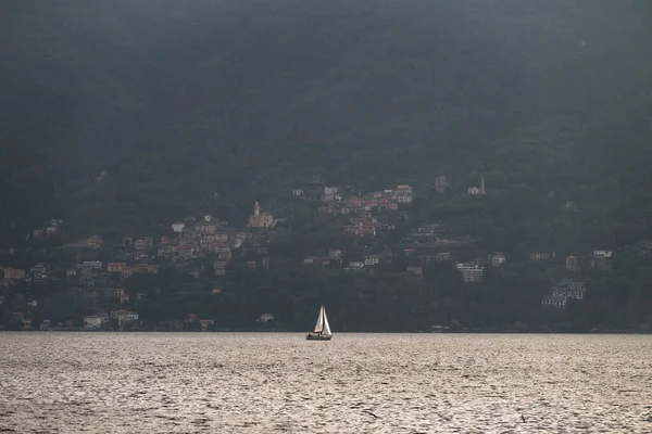 Båt Mitt Comosjön Italien Vid Soluppgången — Stockfoto