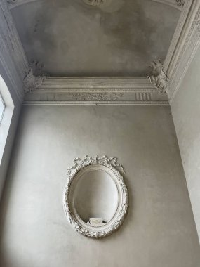 Eski İtalyan sarayında boş çerçeve.