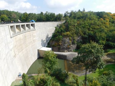 Vrchlice Barajı, Kutn Hora kasabasından çok da uzak olmayan aynı isimli nehirde yer almaktadır. Baraj, 66,5 metre yarıçaplı bir yarıçapı olan beton tek kavisli kemer barajıdır. Vrchlice Barajı ise o 'dur.