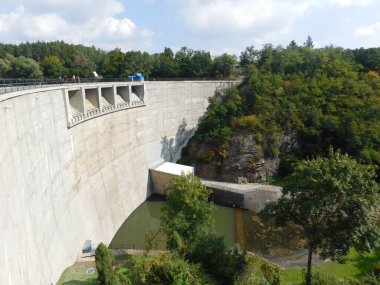 Vrchlice Barajı, Kutn Hora kasabasından çok da uzak olmayan aynı isimli nehirde yer almaktadır. Baraj, 66,5 metre yarıçaplı bir yarıçapı olan beton tek kavisli kemer barajıdır. Vrchlice Barajı ise o 'dur.