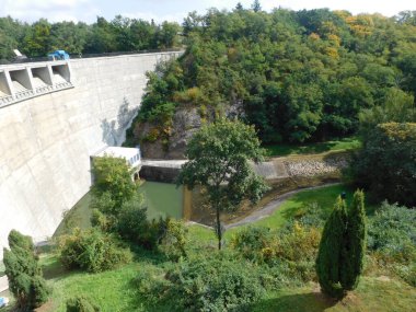 Vrchlice Barajı, Kutn Hora kasabasından çok da uzak olmayan aynı isimli nehirde yer almaktadır. Baraj, 66,5 metre yarıçaplı bir yarıçapı olan beton tek kavisli kemer barajıdır. Vrchlice Barajı ise o 'dur.