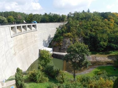Vrchlice Barajı, Kutn Hora kasabasından çok da uzak olmayan aynı isimli nehirde yer almaktadır. Baraj, 66,5 metre yarıçaplı bir yarıçapı olan beton tek kavisli kemer barajıdır. Vrchlice Barajı ise o 'dur.