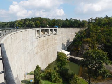 Vrchlice Barajı, Kutn Hora kasabasından çok da uzak olmayan aynı isimli nehirde yer almaktadır. Baraj, 66,5 metre yarıçaplı bir yarıçapı olan beton tek kavisli kemer barajıdır. Vrchlice Barajı ise o 'dur.