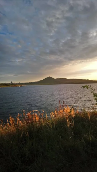 Der See Most Liegt Unterhalb Des Berges Hnvn Direkt Neben — Stockfoto