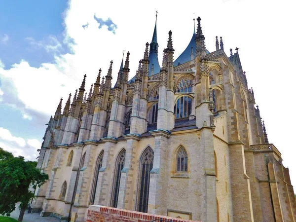 クトゥン ホラは チェコ共和国のプラハの東に位置する都市です 中世のフレスコ画や空飛ぶ要塞を持つゴシック様式の聖バーバラ教会で知られています セドリック オスサリアという礼拝堂も有名です — ストック写真