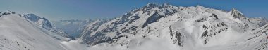 Serre Chevalier kayak merkezi Güney Fransa 'da, İtalya sınırına yakın, Hautes-Alpes bölümünde, Provence-Alpes-Cte d' Azur bölgesinde. Crins National 'ın kuzeydoğusunda. 