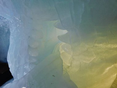 Les Deux Alpes Buzul Mağarası 'ndaki buzul mağarası Les Deux-Alpes' de yer almaktadır. Les Deux-Alpes 'e gitmeden önce, kullanıcı dostu Les Deux-Alpes seyahat planlama uygulaması ile seyahat güzergahı detaylarını planlayın. 