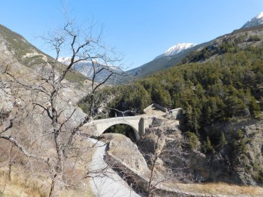 Pont d 'Asfeld, Brianon' da bir köprü ve 1271 metre yüksekliğe sahiptir. Pont d 'Asfeld, Chapelle des Pnitents noirs de Brianon yakınlarında yer almaktadır.