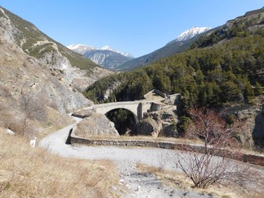 Pont d 'Asfeld, Brianon' da bir köprü ve 1271 metre yüksekliğe sahiptir. Pont d 'Asfeld, Chapelle des Pnitents noirs de Brianon yakınlarında yer almaktadır.