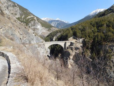 Pont d 'Asfeld, Brianon' da bir köprü ve 1271 metre yüksekliğe sahiptir. Pont d 'Asfeld, Chapelle des Pnitents noirs de Brianon yakınlarında yer almaktadır.