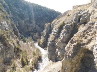 Pont d 'Asfeld, Brianon' da bir köprü ve 1271 metre yüksekliğe sahiptir. Pont d 'Asfeld, Chapelle des Pnitents noirs de Brianon yakınlarında yer almaktadır.