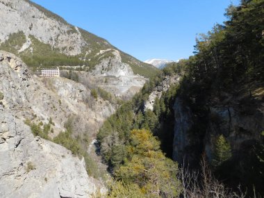 Pont d 'Asfeld, Brianon' da bir köprü ve 1271 metre yüksekliğe sahiptir. Pont d 'Asfeld, Chapelle des Pnitents noirs de Brianon yakınlarında yer almaktadır.