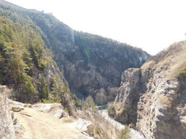 Vauban tahkimatları, Fransa sınırları boyunca 12 grup güçlendirilmiş bina ve alandan oluşan UNESCO Dünya Mirası Alanıdır. Tarihsel şehir Briancon Fransa 'nın çevresi