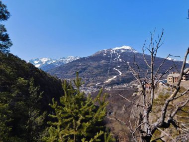 Vauban tahkimatları, Fransa sınırları boyunca 12 grup güçlendirilmiş bina ve alandan oluşan UNESCO Dünya Mirası Alanıdır. Tarihsel şehir Briancon Fransa 'nın çevresi
