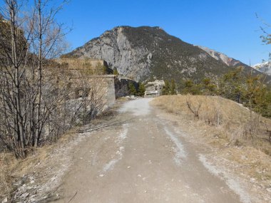 Vauban tahkimatları, Fransa sınırları boyunca 12 grup güçlendirilmiş bina ve alandan oluşan UNESCO Dünya Mirası Alanıdır. Tarihsel şehir Briancon Fransa 'nın çevresi