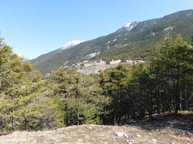 Vauban tahkimatları, Fransa sınırları boyunca 12 grup güçlendirilmiş bina ve alandan oluşan UNESCO Dünya Mirası Alanıdır. Tarihsel şehir Briancon Fransa 'nın çevresi