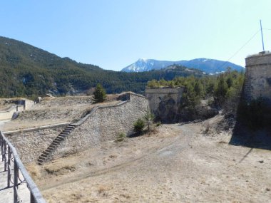 Vauban tahkimatları, Fransa sınırları boyunca 12 grup güçlendirilmiş bina ve alandan oluşan UNESCO Dünya Mirası Alanıdır. Tarihsel şehir Briancon Fransa 'nın çevresi