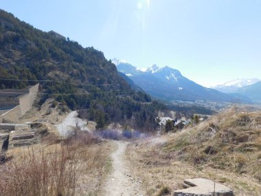 Vauban tahkimatları, Fransa sınırları boyunca 12 grup güçlendirilmiş bina ve alandan oluşan UNESCO Dünya Mirası Alanıdır. Tarihsel şehir Briancon Fransa 'nın çevresi