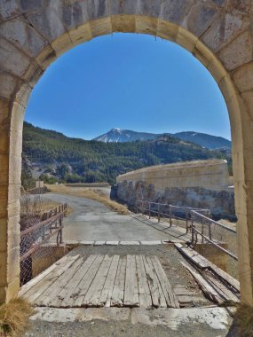 Vauban tahkimatları, Fransa sınırları boyunca 12 grup güçlendirilmiş bina ve alandan oluşan UNESCO Dünya Mirası Alanıdır. Tarihsel şehir Briancon Fransa 'nın çevresi