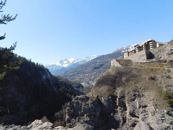 Vauban tahkimatları, Fransa sınırları boyunca 12 grup güçlendirilmiş bina ve alandan oluşan UNESCO Dünya Mirası Alanıdır. Tarihsel şehir Briancon Fransa 'nın çevresi