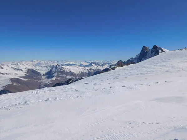 阿尔普斯冰川 Les Deux Alpes Glacier Glacier Mantel 提供夏季和冬季高空滑雪 冰川的地形从2815米的信号主席升降至3560米的蒙特兰斯市的劳泽圆顶 — 图库照片