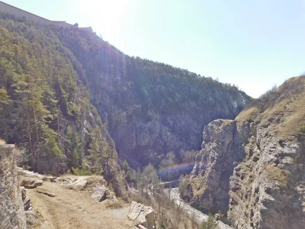 Vauban tahkimatları, Fransa sınırları boyunca 12 grup güçlendirilmiş bina ve alandan oluşan UNESCO Dünya Mirası Alanıdır. Tarihsel şehir Briancon Fransa 'nın çevresi