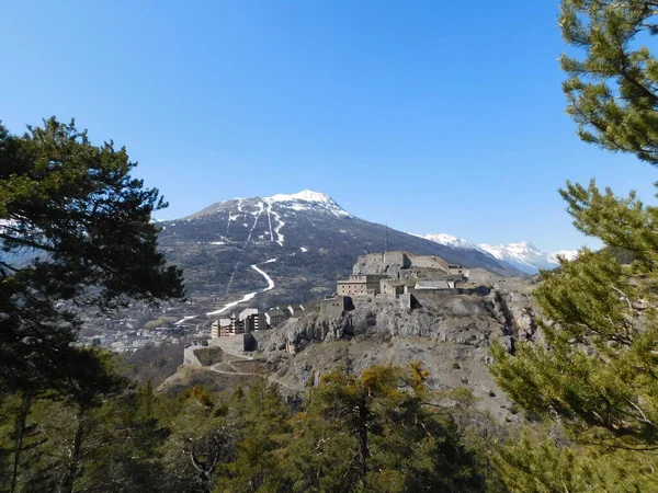 Vauban tahkimatları, Fransa sınırları boyunca 12 grup güçlendirilmiş bina ve alandan oluşan UNESCO Dünya Mirası Alanıdır. Tarihsel şehir Briancon Fransa 'nın çevresi