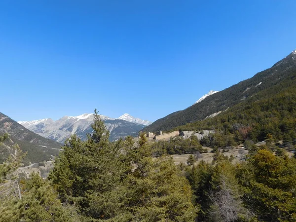 Vauban tahkimatları, Fransa sınırları boyunca 12 grup güçlendirilmiş bina ve alandan oluşan UNESCO Dünya Mirası Alanıdır. Tarihsel şehir Briancon Fransa 'nın çevresi