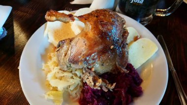 Kızarmış ördek ve lahana tabakta servis ediliyor.