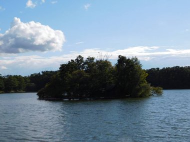 Svt göleti, duyguları cezbeden ve ruhu harekete geçiren manzarayla övünür. Göletin kalbinde, gökyüzünü canlı renklerle boyayan ve havayı melodik senfonilerle dolduran muhteşem kuş adası bulunur.. 
