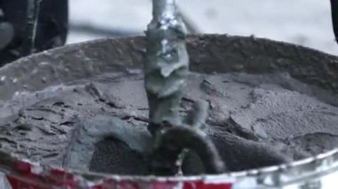 Çimentoyu karıştırıyorum. Yakın çimento.