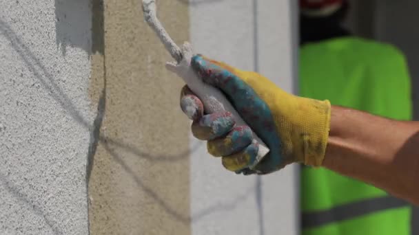 Arbeiter Handschuhen Bemalt Die Wand Weiße Farbe — Stockvideo