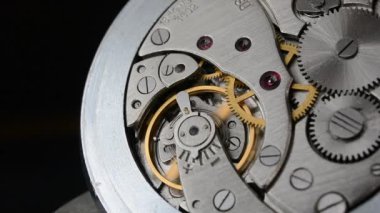 Saat gibi. Saat mekanizmasının makro görüntüsü. Dişliler. Sanatsal bulanıklık